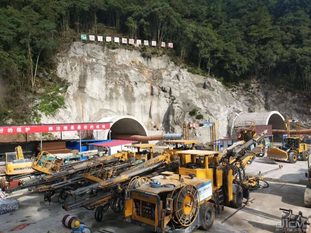 单臂履带式凿岩台车(图1)
